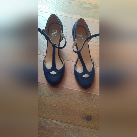 Journee Collection Womens T-Strap Round Toe Mary Jane Pumps - Picture 6 of 9